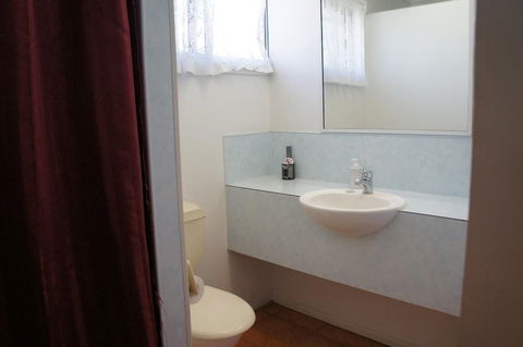 Ayrline Motel - Sunshine Coast Guide 6
