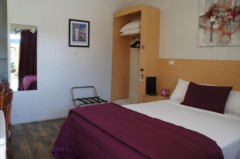 Ayrline Motel - Sunshine Coast Guide 4