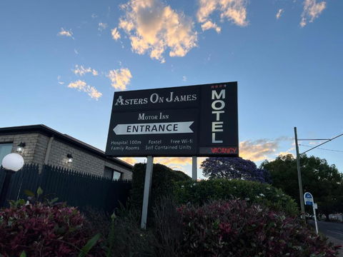 Asters On James Motor Inn - Sunshine Coast Guide 2