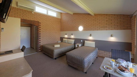 Tenterfield Motor Inn - Sunshine Coast Guide 2