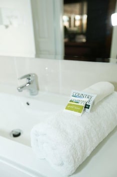 Amber Lodge Motel - Sunshine Coast Guide 2