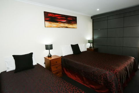 Amber Lodge Motel - Sunshine Coast Guide 1