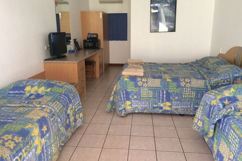 Paraway Motel - Sunshine Coast Guide 4