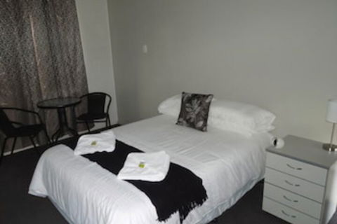 Oonoonba Hotel Motel - Sunshine Coast Guide 0