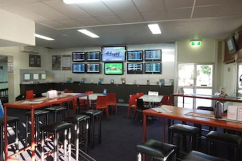 Oonoonba Hotel Motel - Sunshine Coast Guide 2