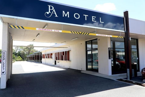Park Avenue Hotel Motel - Sunshine Coast Guide 0