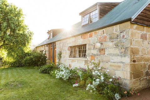 Daisy Bank Cottages - Sunshine Coast Guide 2