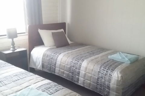 White Manor Motel - Sunshine Coast Guide 3