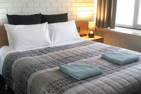 White Manor Motel - Sunshine Coast Guide 2