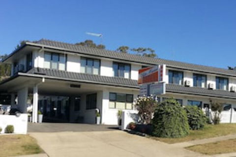 White Manor Motel - Sunshine Coast Guide 0