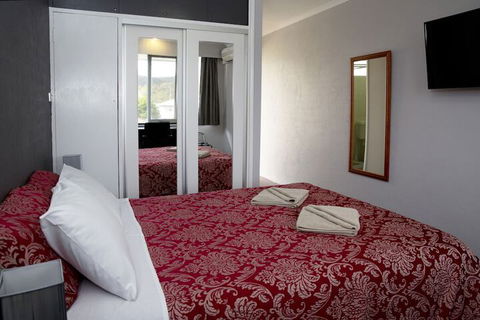 White Manor Motel - Sunshine Coast Guide 4