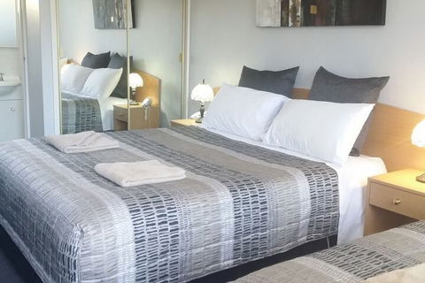 White Manor Motel - Sunshine Coast Guide 1