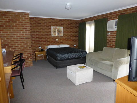 Inverloch Central Motor Inn - Sunshine Coast Guide 6