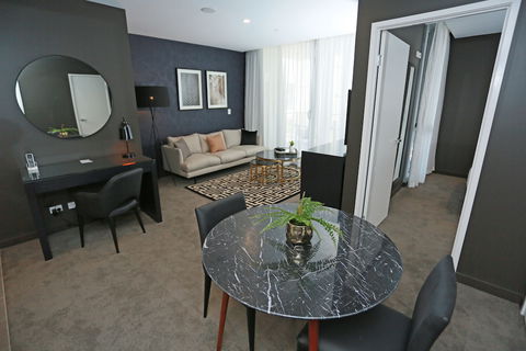 Alex Perry Hotel & Apartments - Sunshine Coast Guide 0