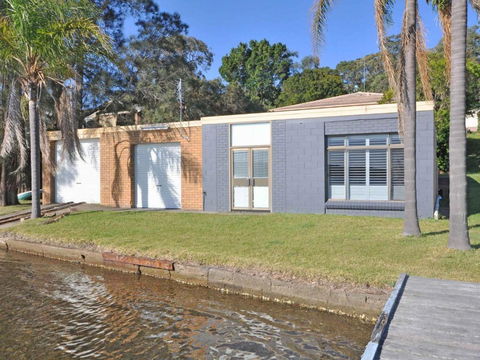 The Studio On The Lake At Fishing Point Lake Macquarie Honestly Put The Line In & Catch Fish - Sunshine Coast Guide 2