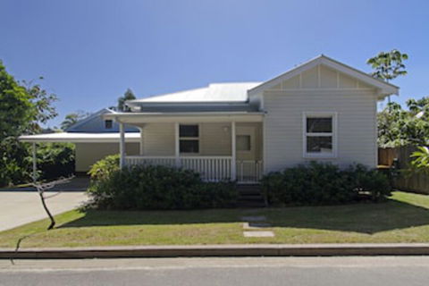 A PERFECT STAY - A Summer Cottage - Sunshine Coast Guide 0