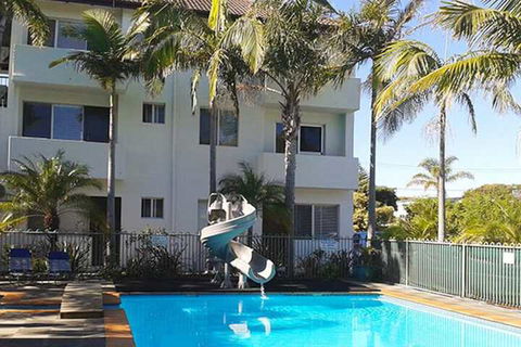 Ocean Side Hawks Nest - Sunshine Coast Guide 2