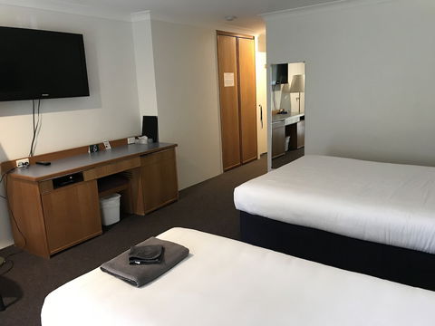 Tea Gardens Motel - Sunshine Coast Guide 4