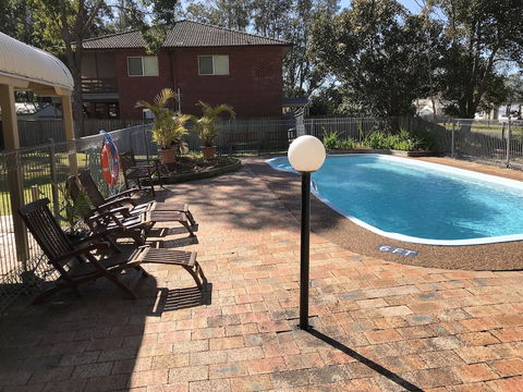 Tea Gardens Motel - Sunshine Coast Guide 1
