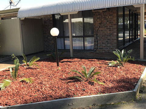 Tea Gardens Motel - Sunshine Coast Guide 3