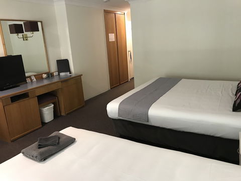 Tea Gardens Motel - Sunshine Coast Guide 5