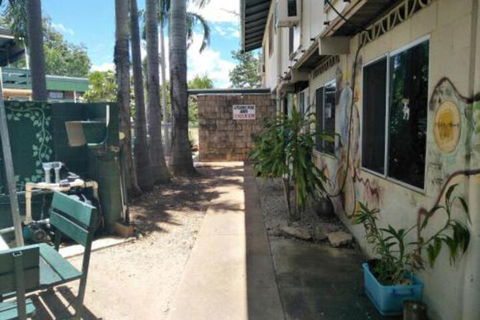 Palm Court Backpackers - Sunshine Coast Guide 2