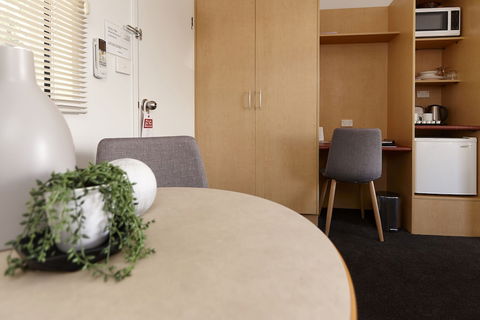 Elphin Motel & Serviced Apartments - Sunshine Coast Guide 4