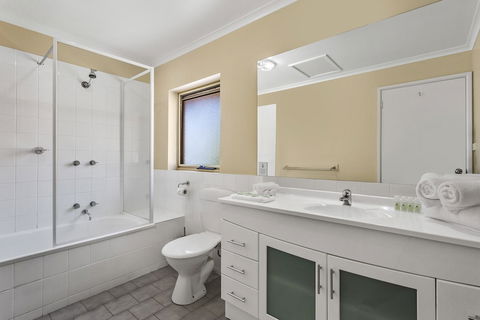 Elphin Motel & Serviced Apartments - Sunshine Coast Guide 1
