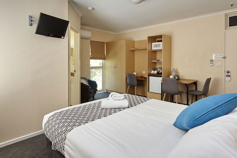 Elphin Motel & Serviced Apartments - Sunshine Coast Guide 2
