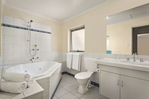 Elphin Motel & Serviced Apartments - Sunshine Coast Guide 3