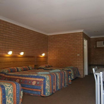 Aaron Inn Motel - Sunshine Coast Guide 3