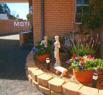 Aaron Inn Motel - Sunshine Coast Guide 0