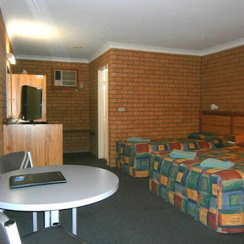 Aaron Inn Motel - Sunshine Coast Guide 4