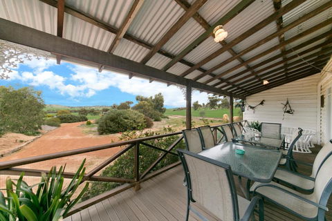 Hillside Country Retreat - Sunshine Coast Guide 6