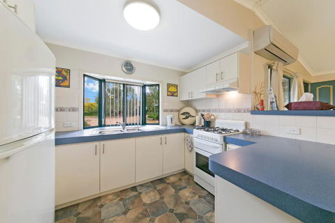 Hillside Country Retreat - Sunshine Coast Guide 4