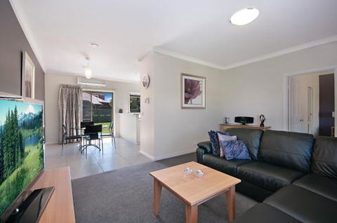 Hamilton Standard Apartment - Sunshine Coast Guide 0