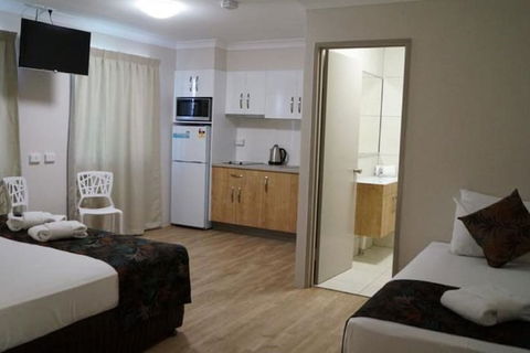 Castle Crest Motel - Sunshine Coast Guide 7
