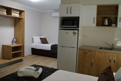 Castle Crest Motel - Sunshine Coast Guide 5