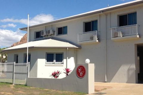 Castle Crest Motel - Sunshine Coast Guide 0
