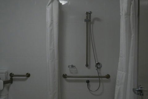 Castle Crest Motel - Sunshine Coast Guide 2