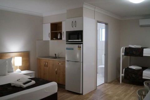 Castle Crest Motel - Sunshine Coast Guide 3