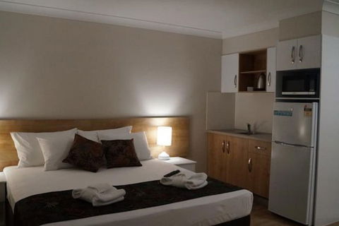 Castle Crest Motel - Sunshine Coast Guide 6