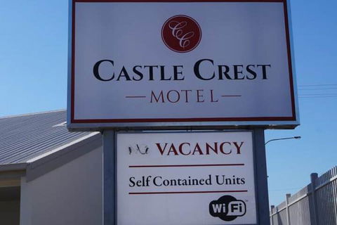 Castle Crest Motel - Sunshine Coast Guide 1