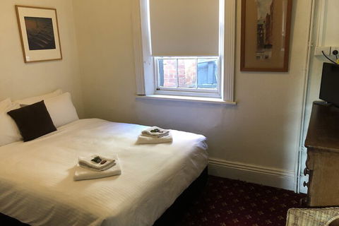 Corner Hotel Alexandra - Sunshine Coast Guide 5