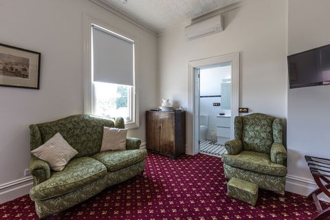 Corner Hotel Alexandra - Sunshine Coast Guide 6