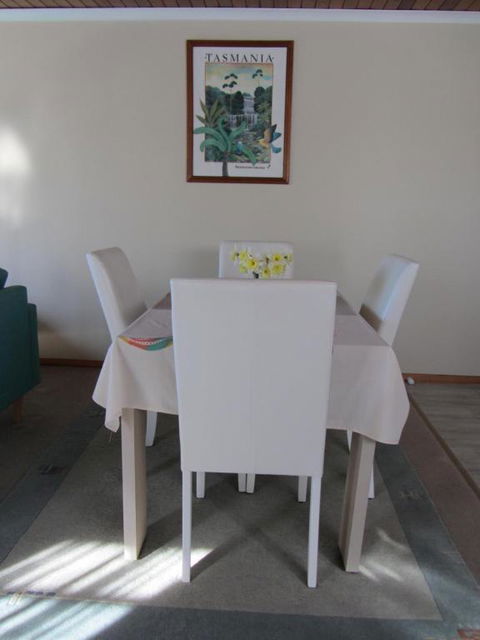 Elm Trees Accommodation At Ross - Sunshine Coast Guide 1