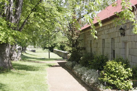 Elm Trees Accommodation At Ross - Sunshine Coast Guide 5