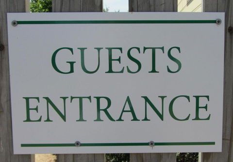 Elm Trees Accommodation At Ross - Sunshine Coast Guide 4