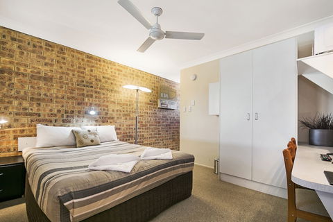 Golden Beach Motor Inn - Sunshine Coast Guide 2
