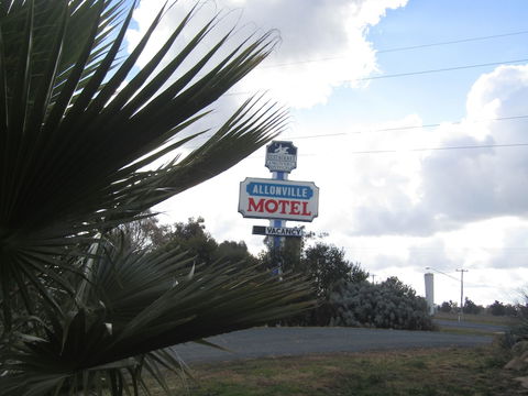 Allonville Motel - Sunshine Coast Guide 4